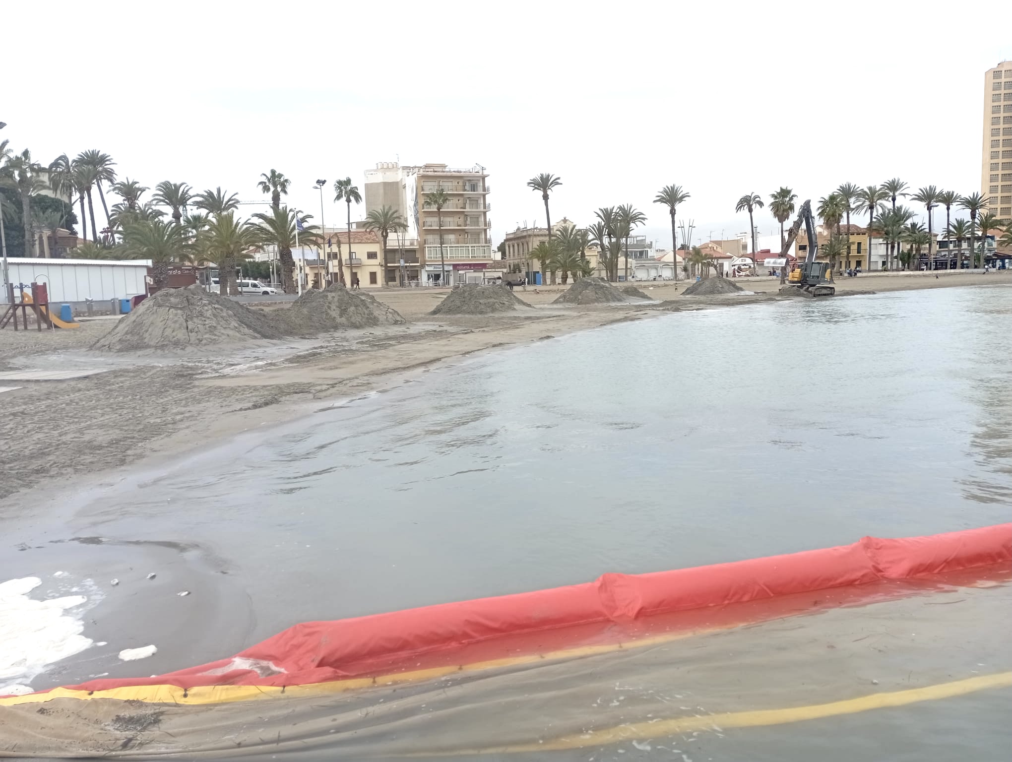 Las playas del Mar Menor hacen acopio de arena 